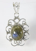 Opengewerkte zilveren hanger met labradoriet afbeelding 1