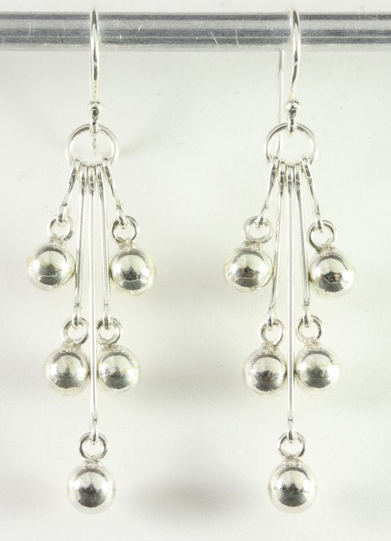 Zilveren oorbellen met fijne hoogglans bolletjes afbeelding 1