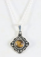 Fijne bewerkte zilveren hanger met tijgeroog aan ketting afbeelding 1
