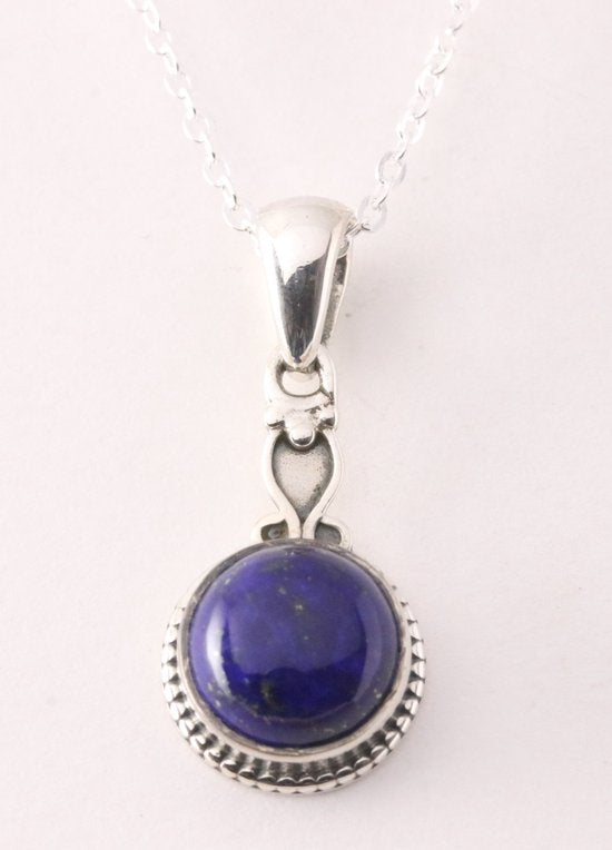 Fijne bewerkte zilveren hanger met lapis lazuli aan ketting afbeelding 1