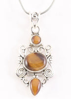 Opengewerkte zilveren hanger met tijgeroog aan ketting afbeelding 1