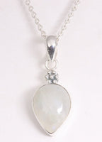 Bewerkte zilveren hanger met regenboog maansteen aan ketting afbeelding 1