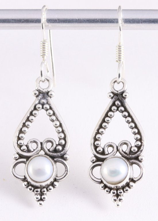 Fijne opengewerkte zilveren oorbellen met parel afbeelding 1