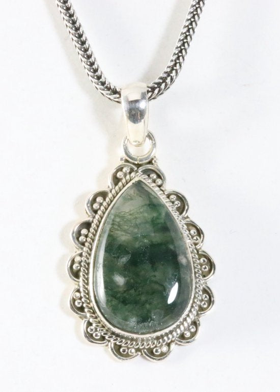 Bewerkte zilveren hanger met mosagaat aan vossenstaart ketting afbeelding 1