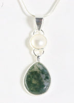 Zilveren hanger met mosagaat en parel aan ketting afbeelding 1