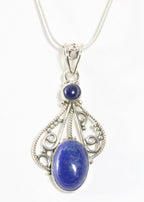 Opengewerkte zilveren hanger met lapis lazuli aan ketting afbeelding 1