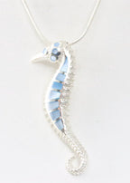 Zilveren zeepaardje met blauwe schelp aan ketting afbeelding 1