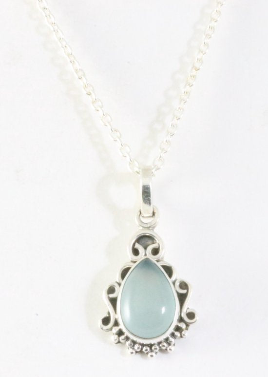 Fijne bewerkte zilveren hanger met aqua chalcedoon aan ketting afbeelding 1