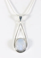 Zilveren hanger met regenboog maansteen aan ketting afbeelding 1