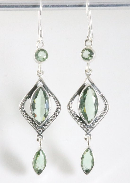 Lange bewerkte zilveren oorbellen met groene amethist afbeelding 1