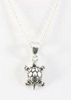 Fijne zilveren schildpad hanger aan ketting afbeelding 1