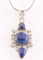 Opengewerkte zilveren hanger met lapis lazuli aan ketting afbeelding 1
