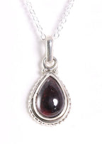Bewerkte druppelvormige zilveren hanger met granaat aan ketting afbeelding 1