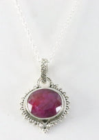 Fijne bewerkte zilveren hanger met robijn aan ketting afbeelding 1