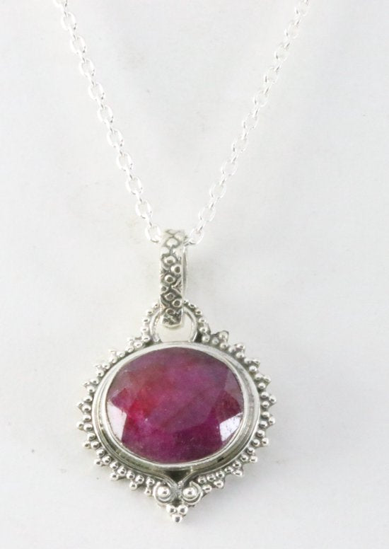 Fijne bewerkte zilveren hanger met robijn aan ketting afbeelding 1