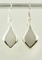 Druppelvormige zilveren oorbellen met parelmoer afbeelding 5