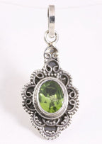 Bewerkte zilveren hanger met peridoot afbeelding 1
