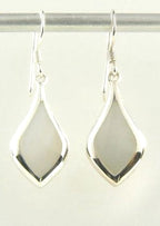 Druppelvormige zilveren oorbellen met parelmoer afbeelding 1