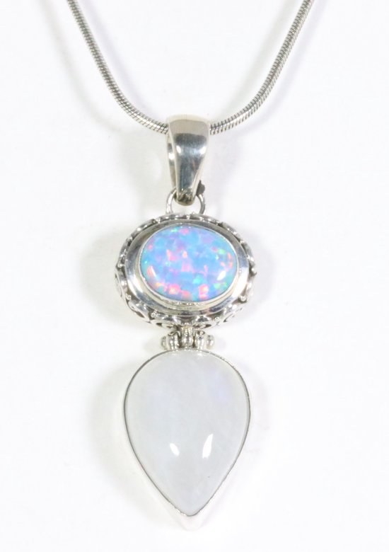 Fijne ronde zilveren hanger met lotus bloem aan ketting afbeelding 1