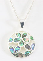 Ronde opengewerkte zilveren hanger met abalone schelp aan ketting afbeelding 1