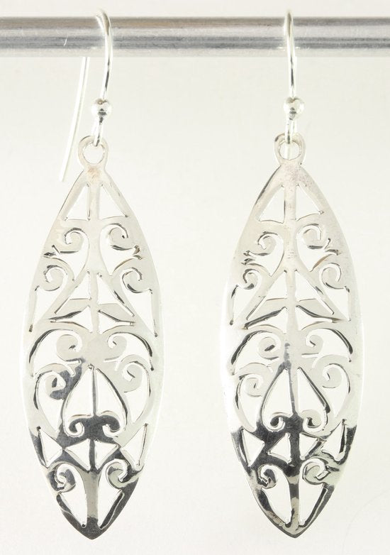 Lange opengewerkte zilveren oorbellen afbeelding 1