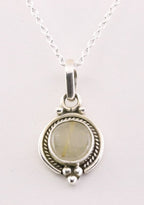 Fijne bewerkte zilveren hanger met gouden rutielkwarts aan ketting afbeelding 1