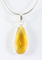 Lange druppelvormige zilveren hanger met amber aan ketting afbeelding 1
