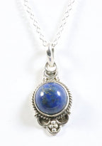 Fijne bewerkte zilveren hanger met lapis lazuli aan ketting afbeelding 1