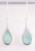 Druppelvormige zilveren oorbellen met groene parelmoer afbeelding 1