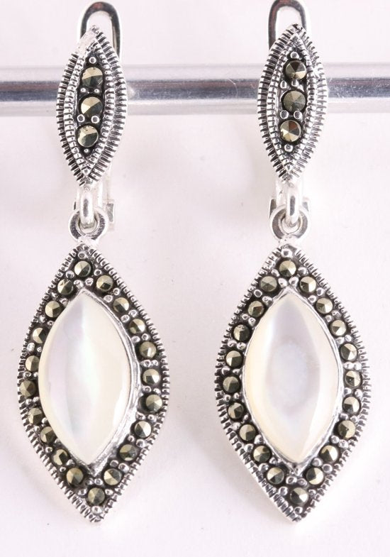 Zilveren oorstekers met parelmoer en marcasiet afbeelding 1