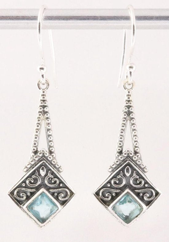 Bewerkte zilveren oorbellen met blauwe topaas afbeelding 1