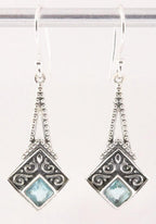 Bewerkte zilveren oorbellen met blauwe topaas afbeelding 1