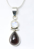 Zilveren hanger met granaat en regenboog maansteen aan ketting afbeelding 1
