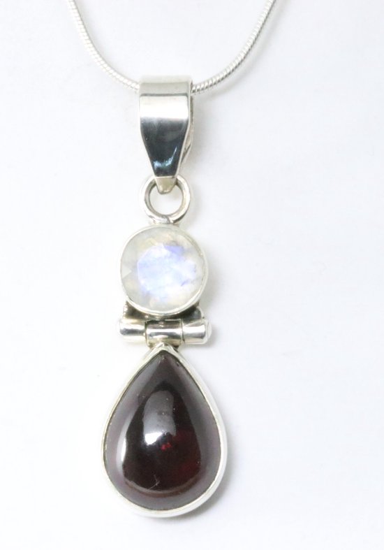 Zilveren hanger met granaat en regenboog maansteen aan ketting afbeelding 1