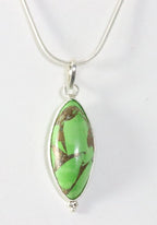 Lange druppelvormige zilveren hanger met groene koperturkoois aan ketting afbeelding 1