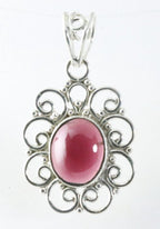 Opengewerkte zilveren hanger met granaat afbeelding 1