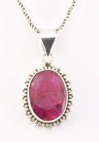 Bewerkte zilveren hanger met robijn aan ketting afbeelding 1