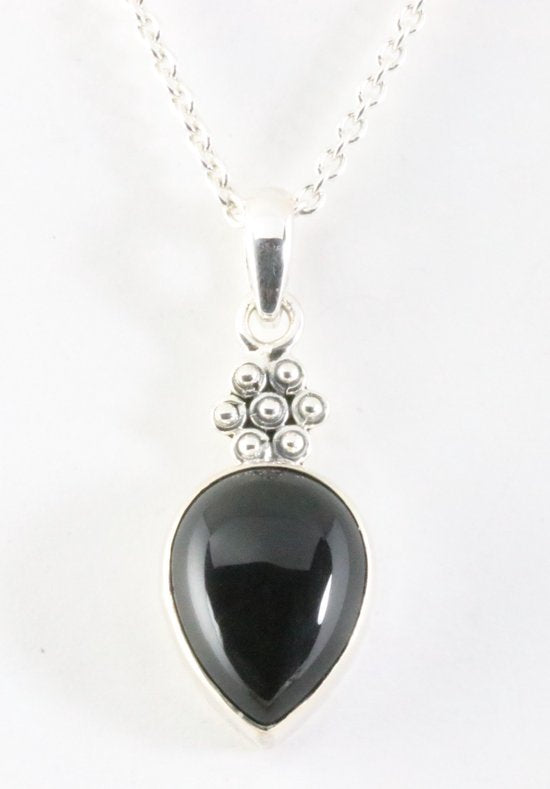 Bewerkte zilveren hanger met onyx aan ketting afbeelding 1