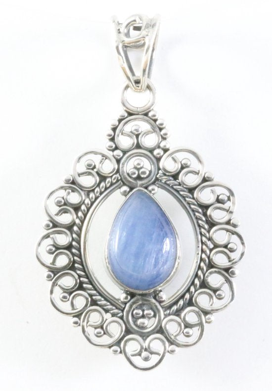 Opengewerkte zilveren hanger met kyaniet afbeelding 1