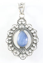 Opengewerkte zilveren hanger met kyaniet afbeelding 1