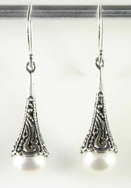 Bewerkte zilveren pegeloorbellen met zoetwater parel afbeelding 1