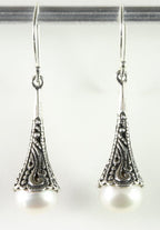 Bewerkte zilveren pegeloorbellen met zoetwater parel afbeelding 1