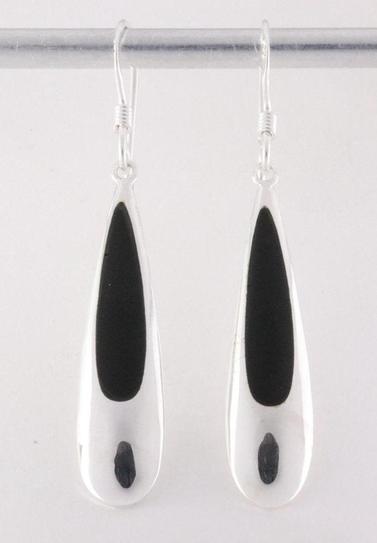 Lange druppelvormige zilveren oorbellen met onyx afbeelding 1