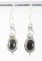 Fijne bewerkte zilveren oorbellen met onyx en parel afbeelding 1