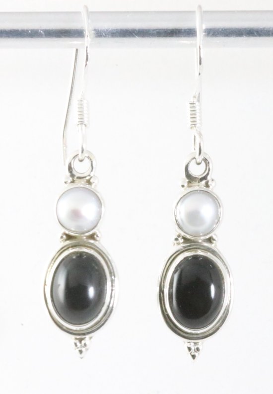 Fijne bewerkte zilveren oorbellen met onyx en parel afbeelding 1