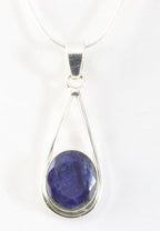 Zilveren hanger met blauwe saffier aan ketting afbeelding 1