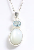 Zilveren hanger met witte maansteen en blauwe topaas aan ketting afbeelding 1