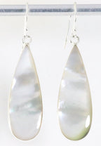 Lange druppelvormige zilveren oorbellen met parelmoer afbeelding 1