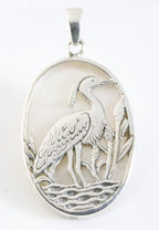 Ovale zilveren hanger met kraanvogel op parelmoer afbeelding 1
