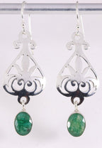 Lange opengewerkte zilveren oorbellen met smaragd afbeelding 1